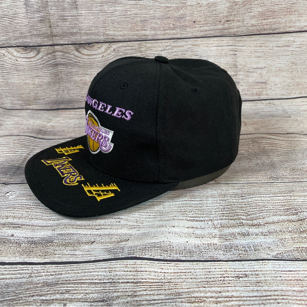 NBA - Los Angeles Lakers - Mitchell & Ness Black Cap with Purple NWOT